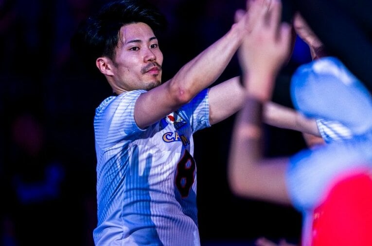 ブラン監督や石川祐希らアタッカー陣に絶大な信頼を置かれるセッターの関田誠大（29歳）。目標のベスト4入りへ、司令塔の手腕に期待したい ／ photograph by FIVB