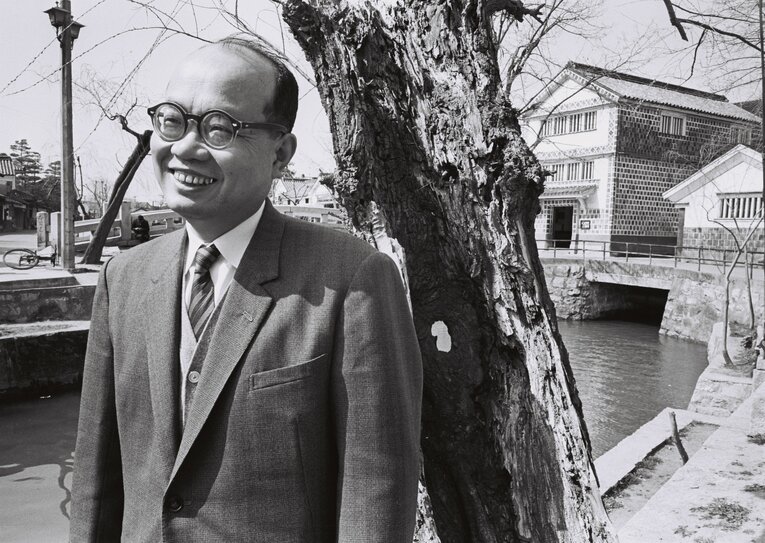 1965年、生まれ故郷の倉敷市を散策する大山康晴　©BUNGEISHUNJU