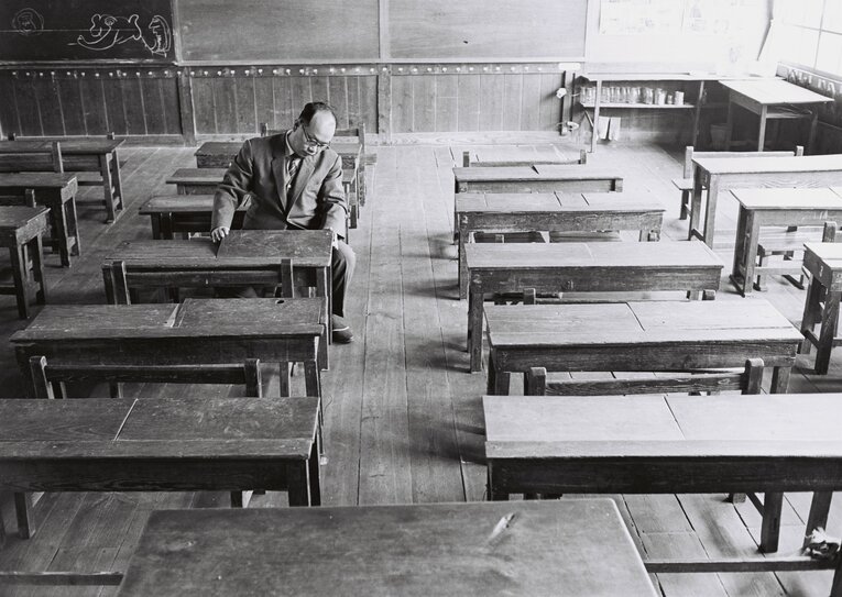 倉敷市立西阿知小学校を訪れた際の大山　©BUNGEISHUNJU