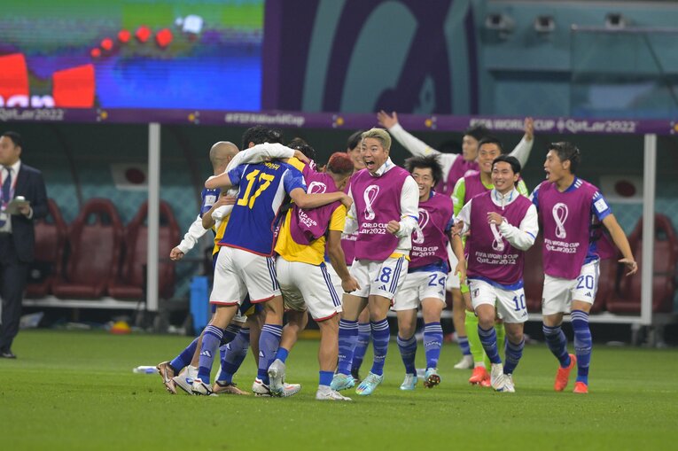 田中を祝福するメンバーたち（奇跡のゴールシーン　49／57）©Koki Nagahama/JMPA