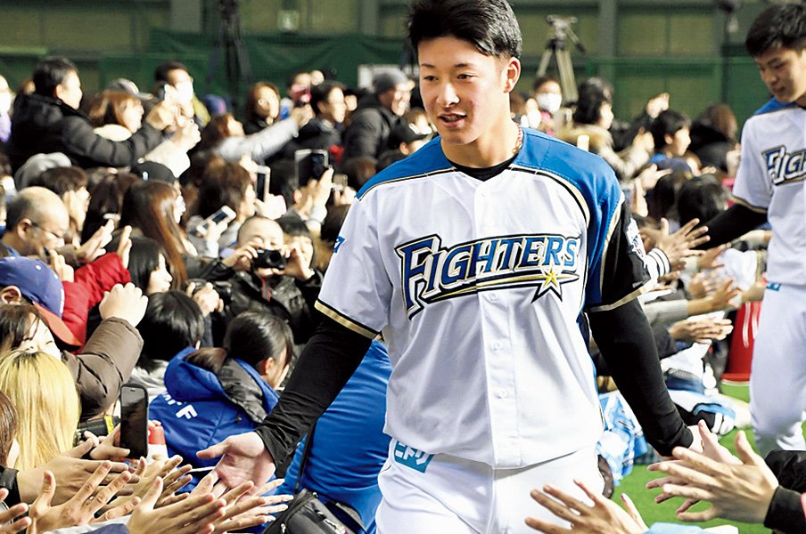 生まれながらのピッチャー、吉田輝星は1年目から勝負する。~1月は投手の生まれ月、という都合のよさ~<Number Web> photograph by KYODO
