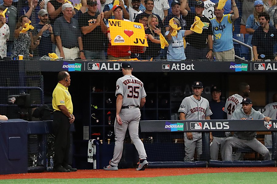 短期決戦と恐るべき異変。MLBのポストシーズンはカオスだ。<Number Web> photograph by Getty Images