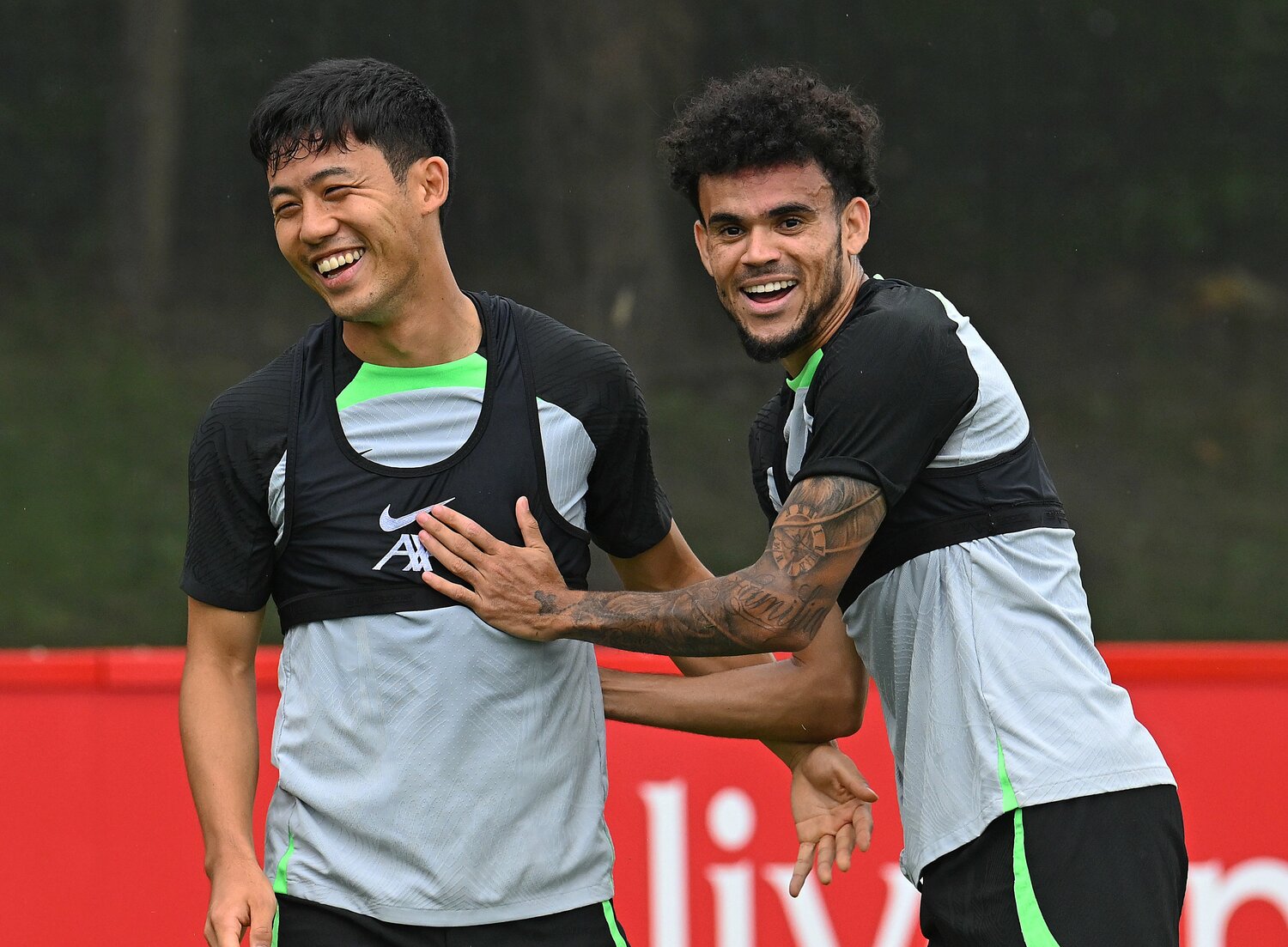 ルイス・ディアス(右)と笑顔で練習する遠藤航 ©︎Getty Images