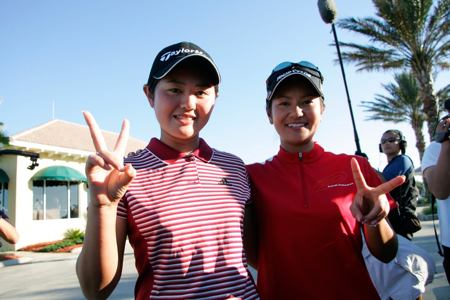 宮里藍と写真に収まる諸見里しのぶ（2005年） ©Yasuhiro JJ Tanabe/AFLO