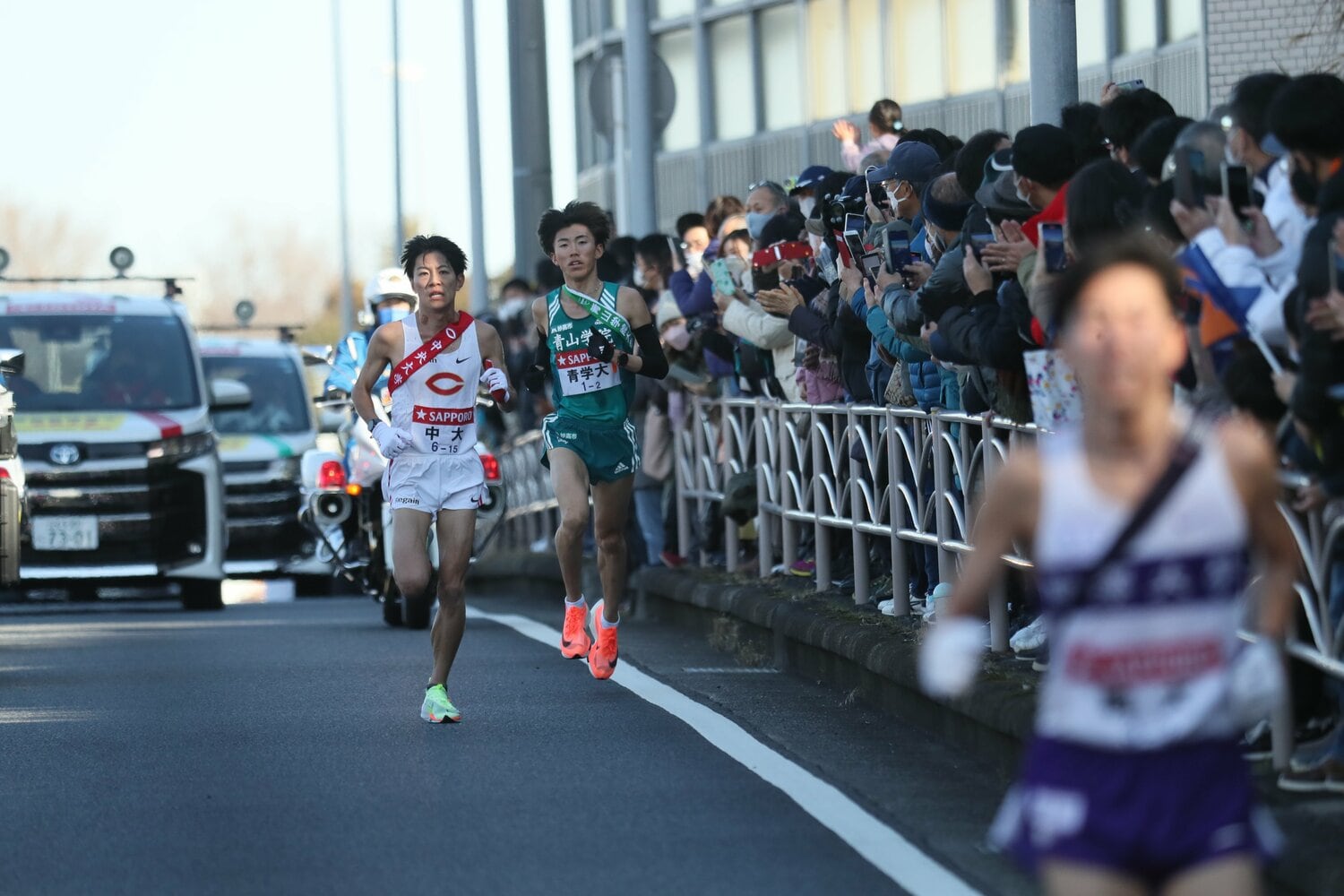 「史上最高の2区」といわれる2023年箱根駅伝。近藤幸太郎（青山学院大）、田澤廉（駒澤大）と競る吉居 ©JMPA