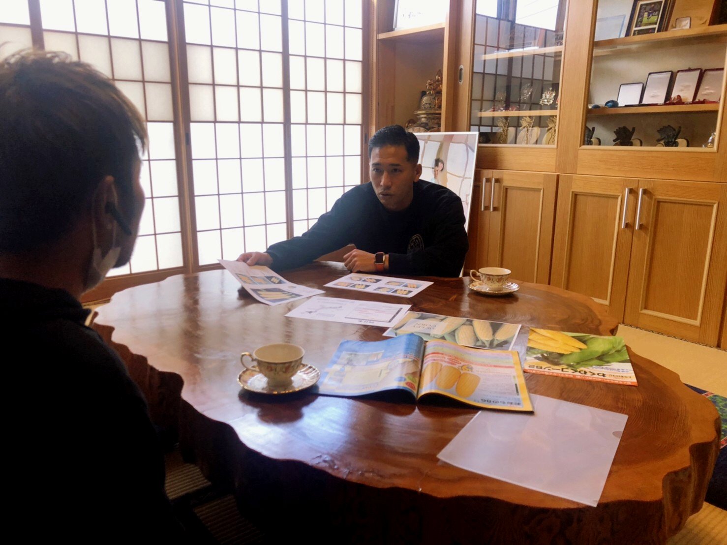 地元農家の話を真剣に聞く徳永