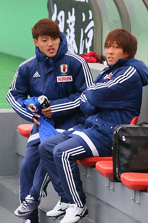 2016年U-19日本代表の国内トレーニングキャンプに参加した邦本宜裕（右）。堂安律ら日の丸を背負って戦う同世代の活躍は刺激になったという　©︎YUTAKA/AFLO SPORT