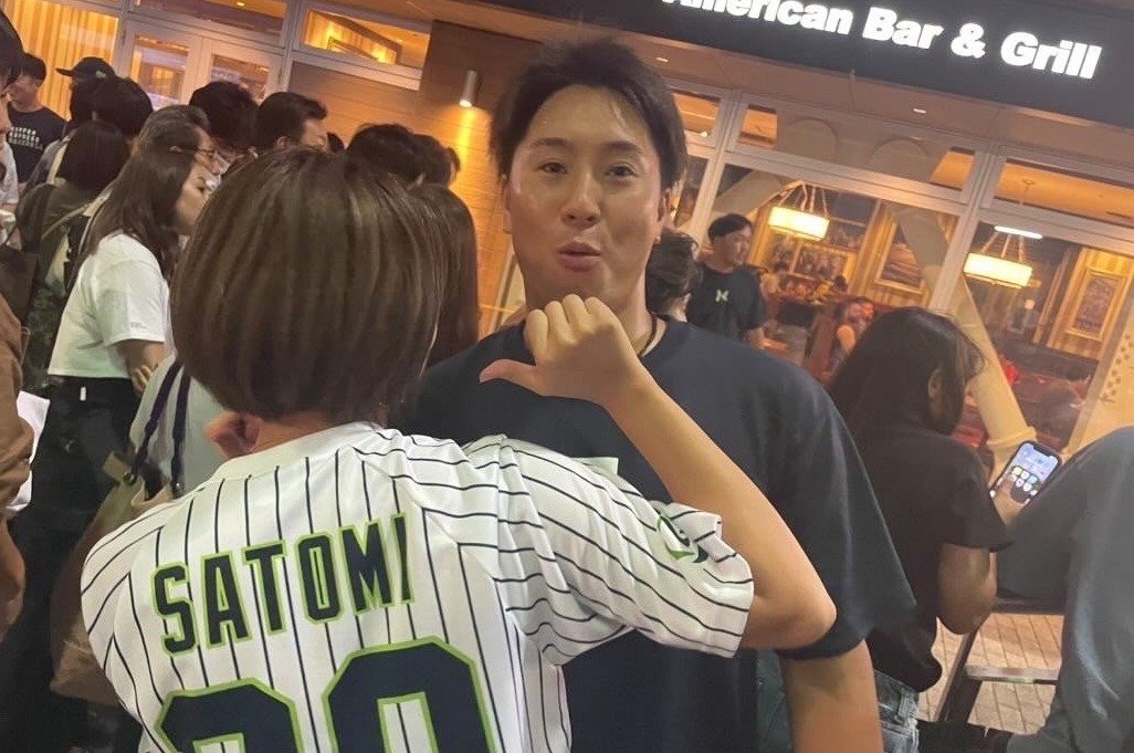 日通時代の古田島と妻・聡美さん／本人提供