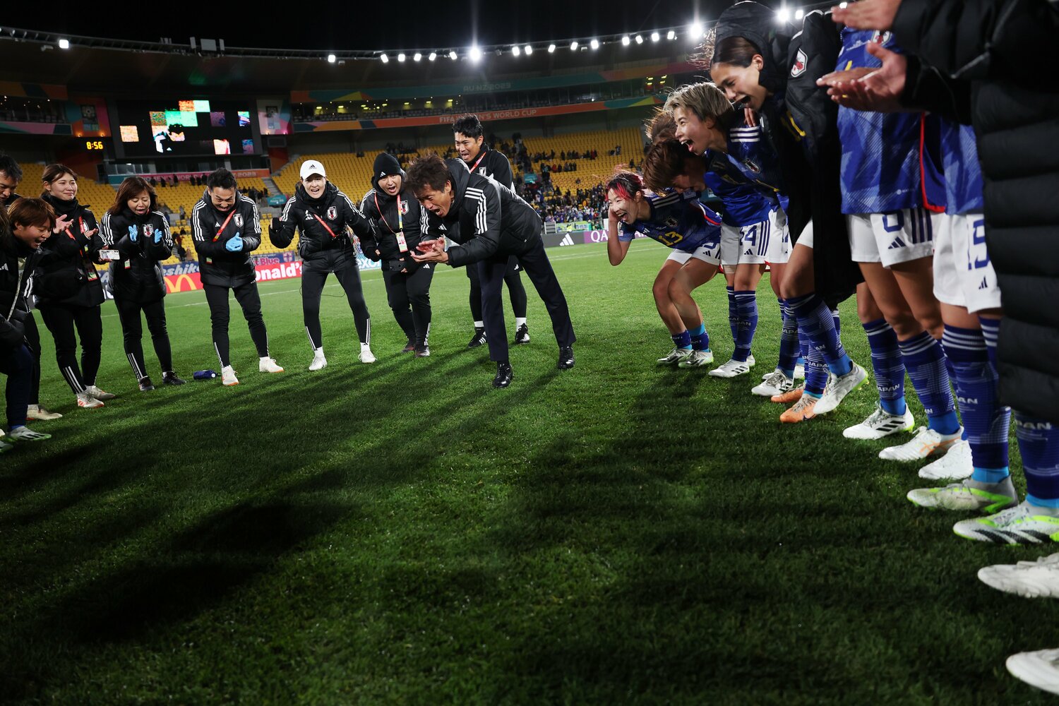 池田監督となでしこジャパンの試合後円陣 ©Getty Images