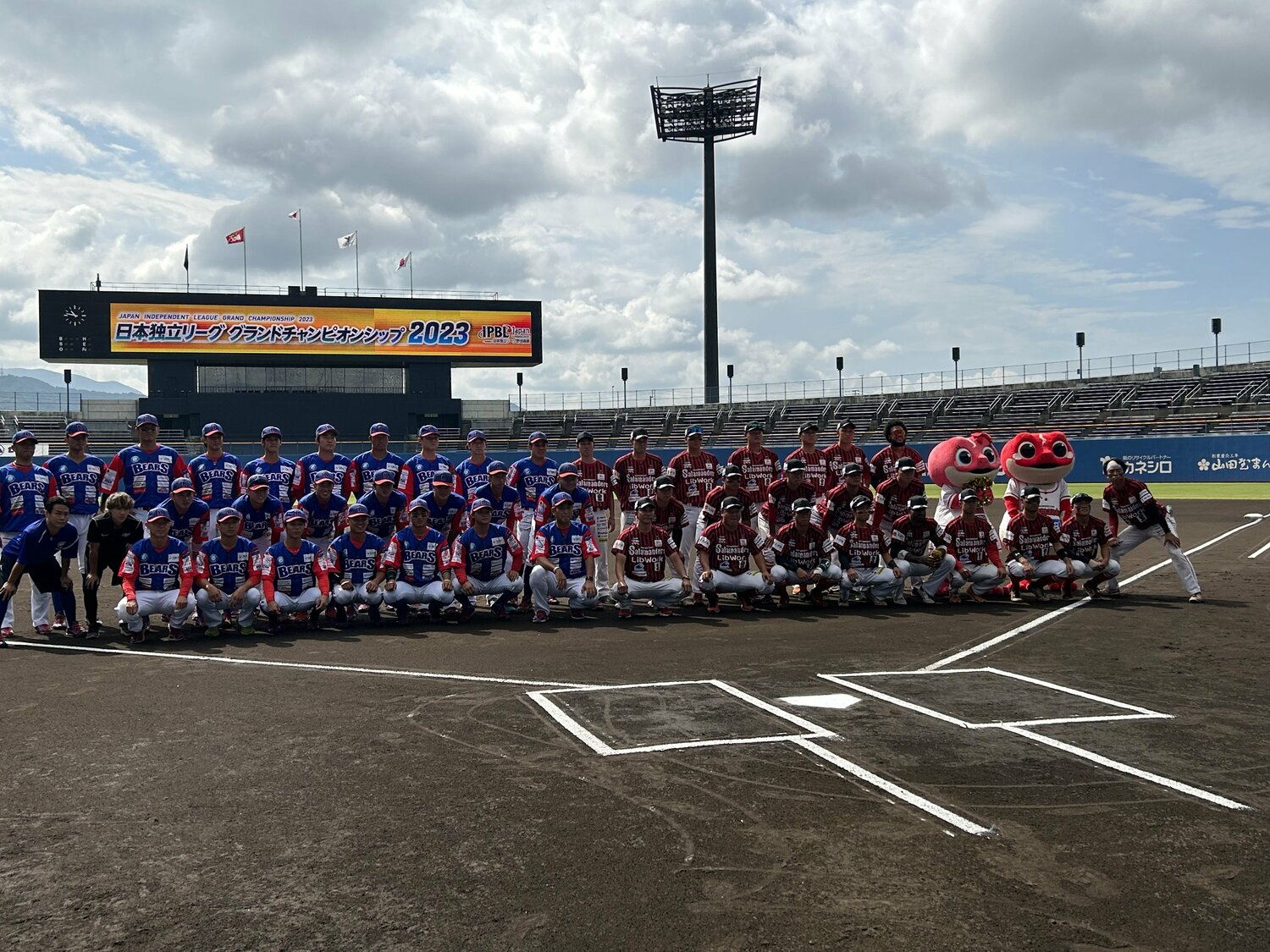 独立リーググランドチャンピオンシップの火の国（右）と武蔵ヒートベアーズ　©Kou Hiroo