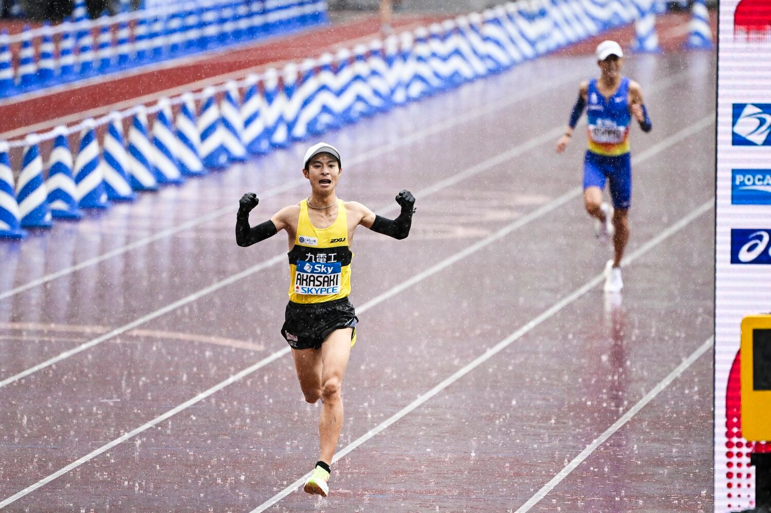 強い雨のなかで行われた2023年のMGC。赤崎暁は2位に入ってパリ五輪の出場権を獲得した　©Asami Enomoto