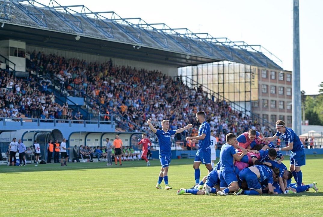 1部昇格に導くゴールを決めた浦田樹に飛びかかるチームメイトたち ©Siniša Sović / NK Varaždin
