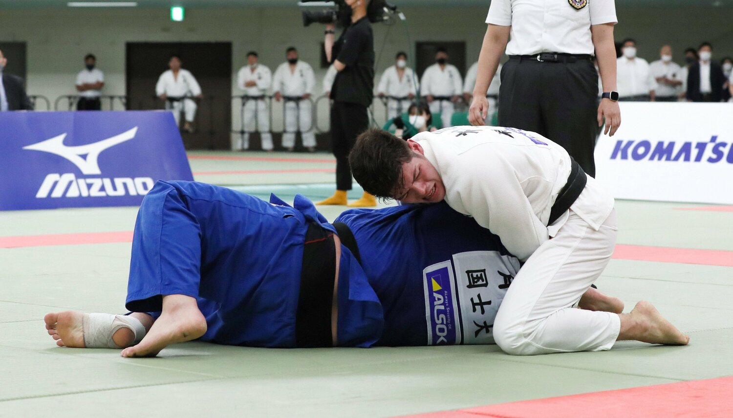 体重差のある斉藤の身体を抑え込み、一本勝ちを収めた（2枚目／2枚）　©JIJI PRESS