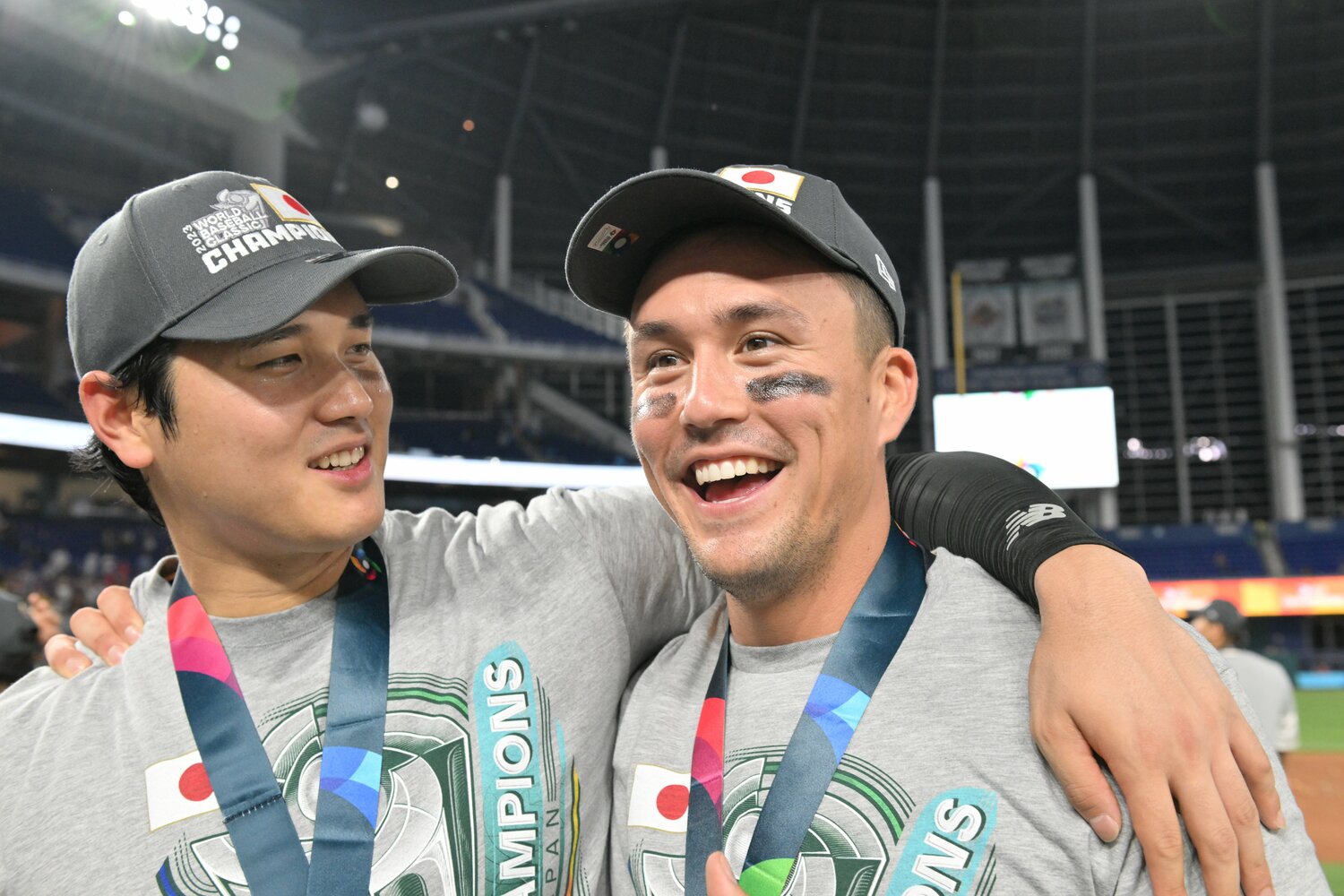 大谷翔平で笑顔で肩を組むラーズ・ヌートバー　©Naoya Sanuki