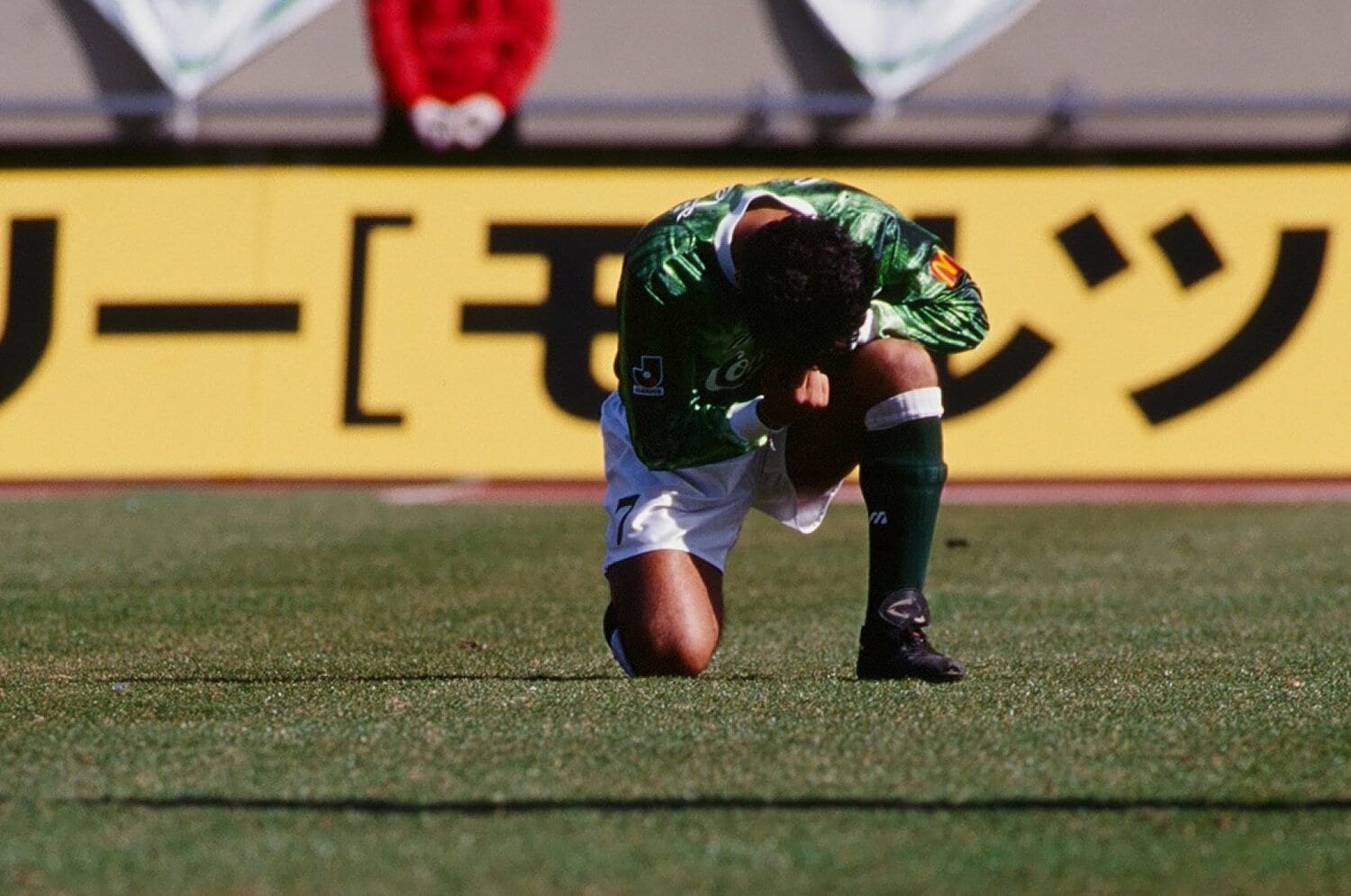 ビスマルクの代名詞となった「お祈りポーズ」　©J.LEAGUE