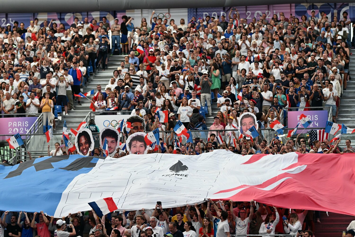 フェンシング会場の観客席。日本でテレビ観戦した皆さん、フェンシングはいつもこんな感じというわけじゃないみたいです……顔パネルもたぶん売ってません! 旗なんかも支給です! ©Naoya Sanuki/JMPA