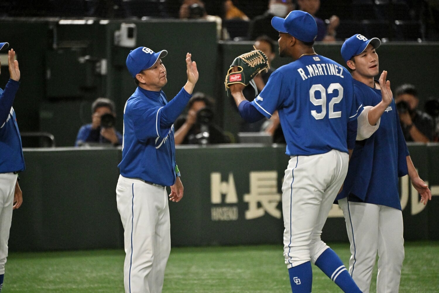 ライデルを迎え入れる立浪監督　©Hideki Sugiyama