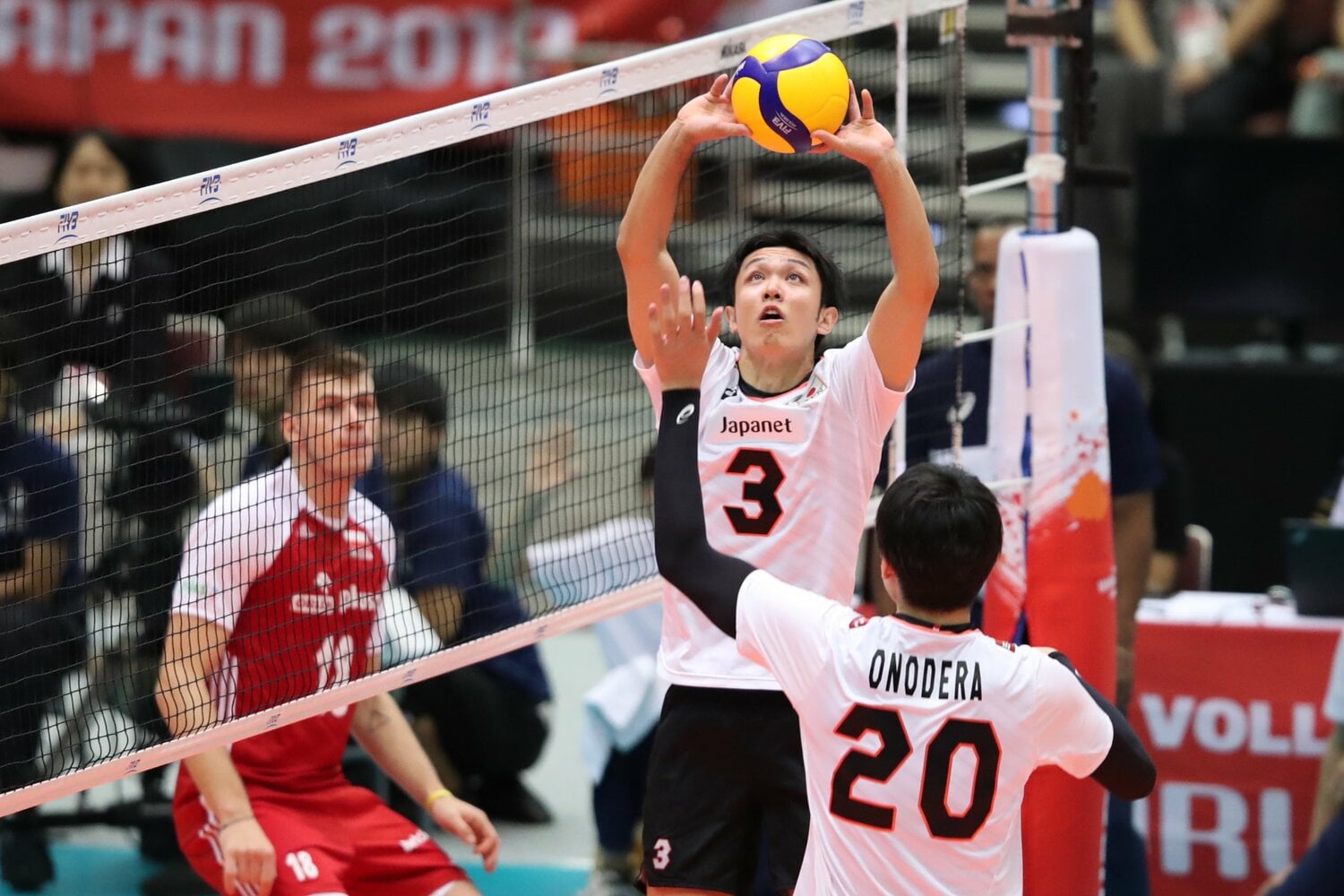 小野寺にトスをあげるセッター藤井(2019年ワールドカップバレー)©︎Kiyoshi Sakamoto/AFLO