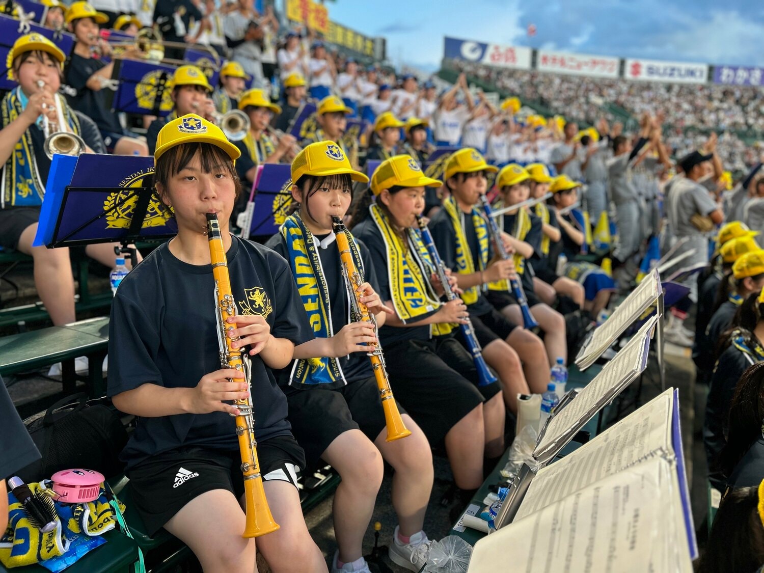 楽器をスクールカラーの青と黄色でまとめた仙台育英 ©Yukiko Umetsu