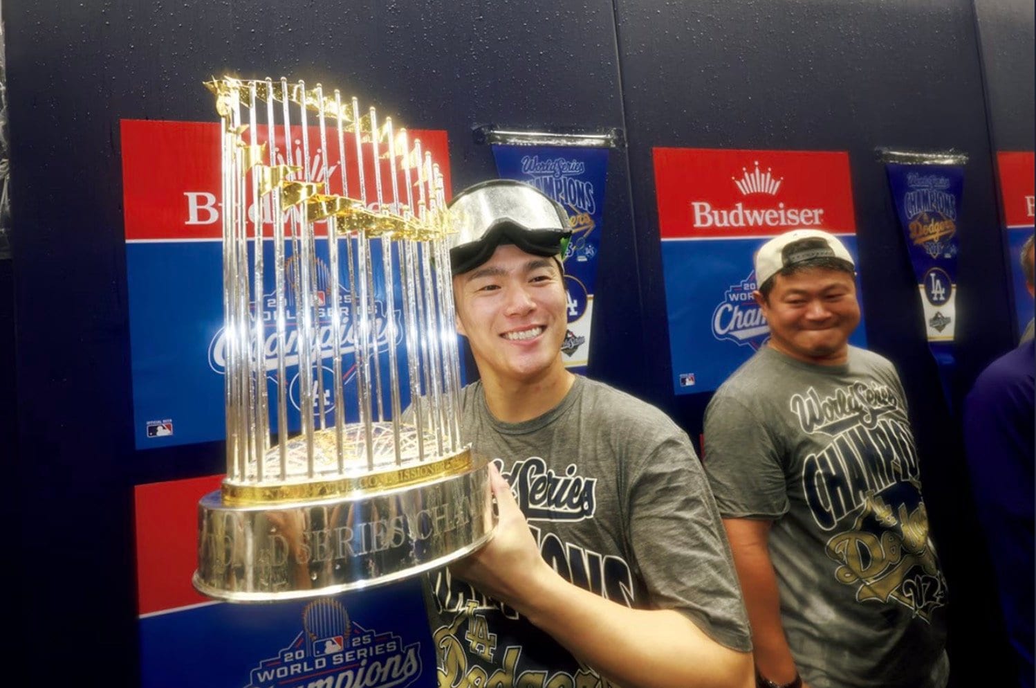 シャンパンファイトでは「ニッポン」「オカヤマ」コールの合唱も起こった。右は園田通訳　©Yukihito Taguchi