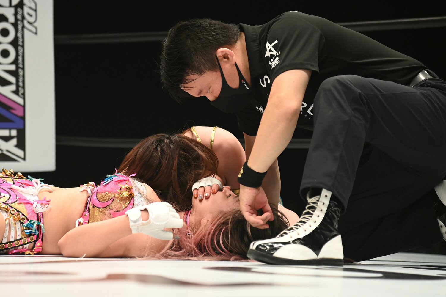 白川未奈の負傷を受けて、即座に試合を止める判断を下したバーブ佐々木レフェリー(クリックすると「この記事の写真」に飛びます。流血等の写真を含みますのでご注意ください)