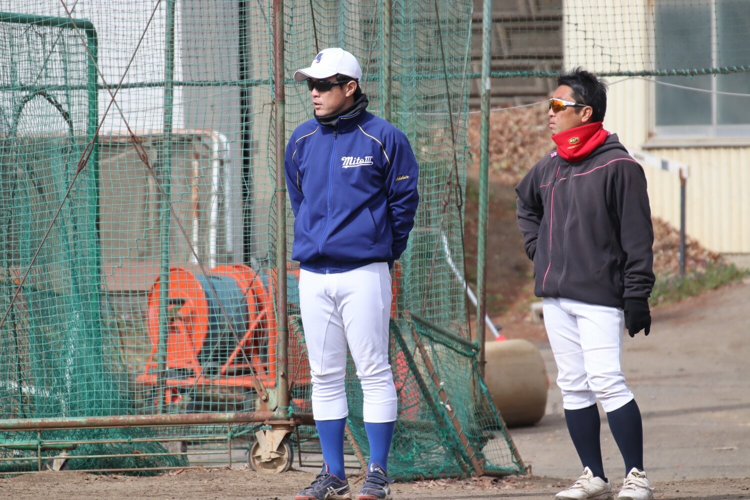 合同練習で士気を高め合う水戸三・柴田優太監督（左）と水戸一・木村優介監督 ©Yuki Kashimoto