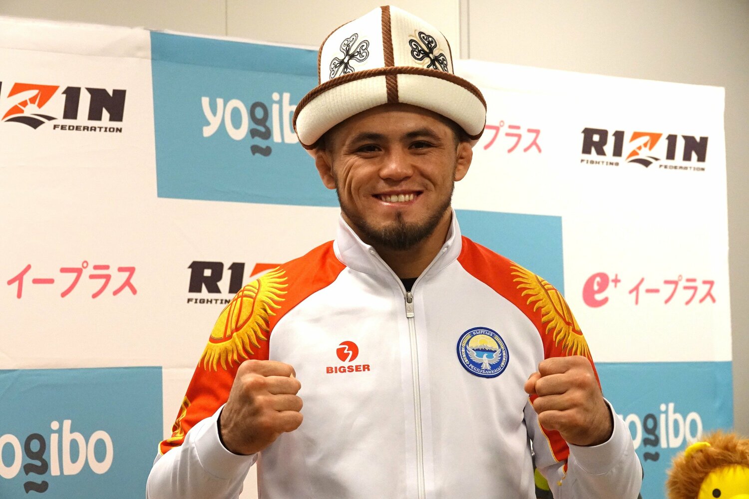 無傷で会見に登場したシェイドゥラエフ。カメラを向けられ笑顔を見せる　©Koji Fuse