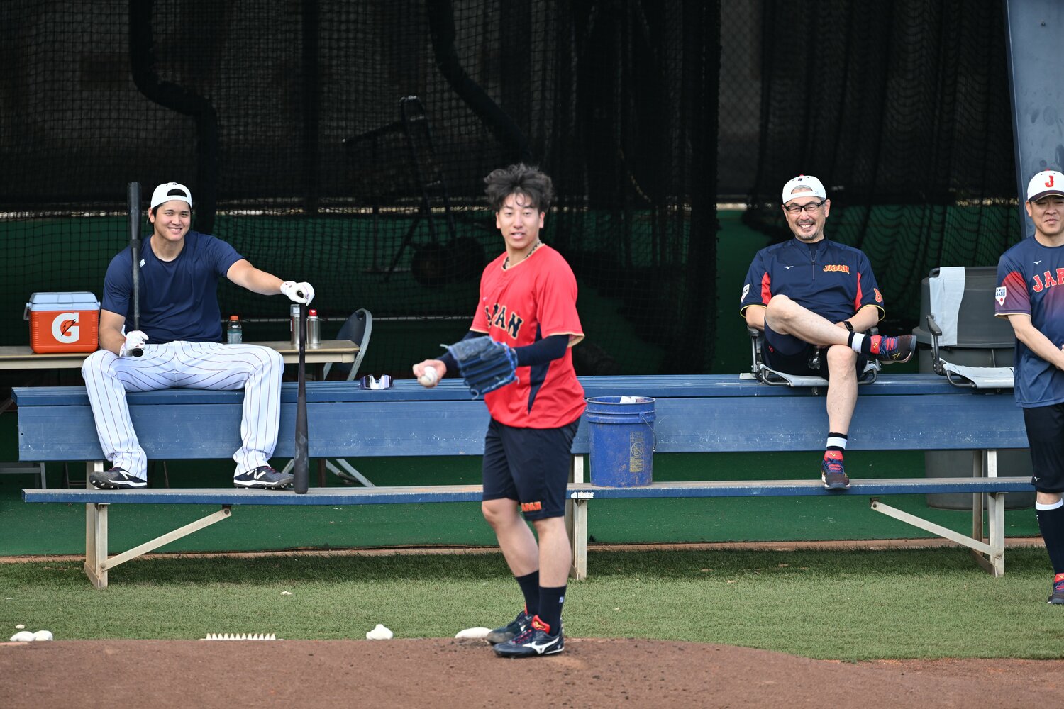 大勢の後ろで楽しそうな大谷と吉井投手コーチ ©Naoya Sanuki