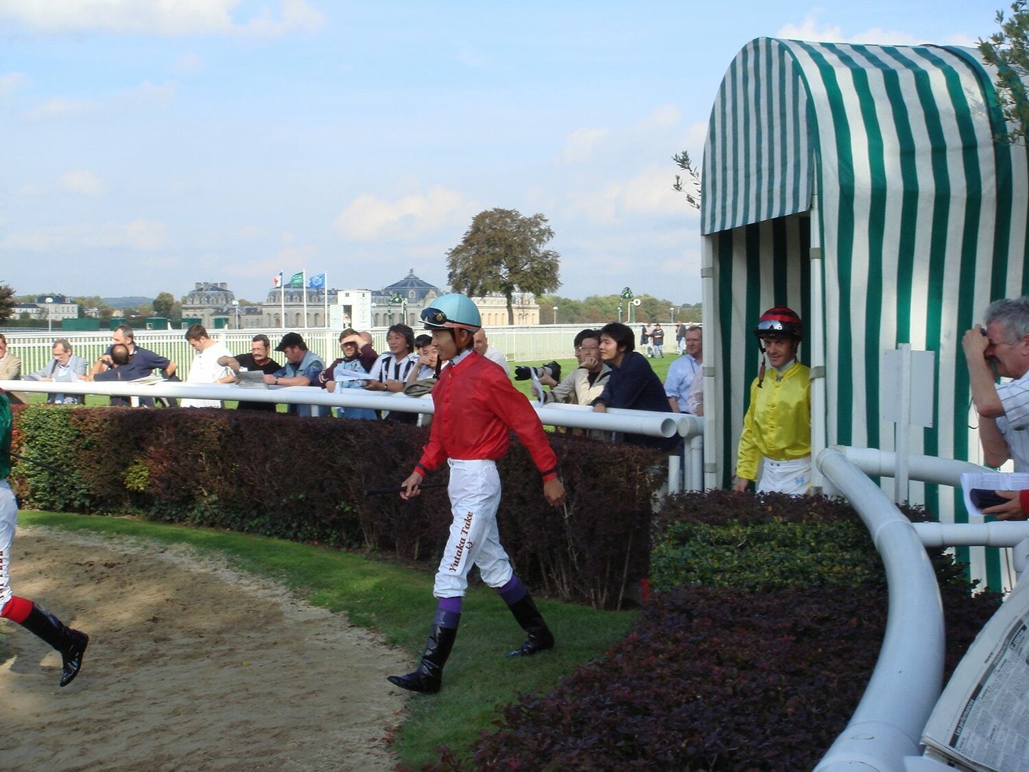 2006年9月28日、シャンティイ競馬場で騎乗する武豊 ©Akihiro Shimada