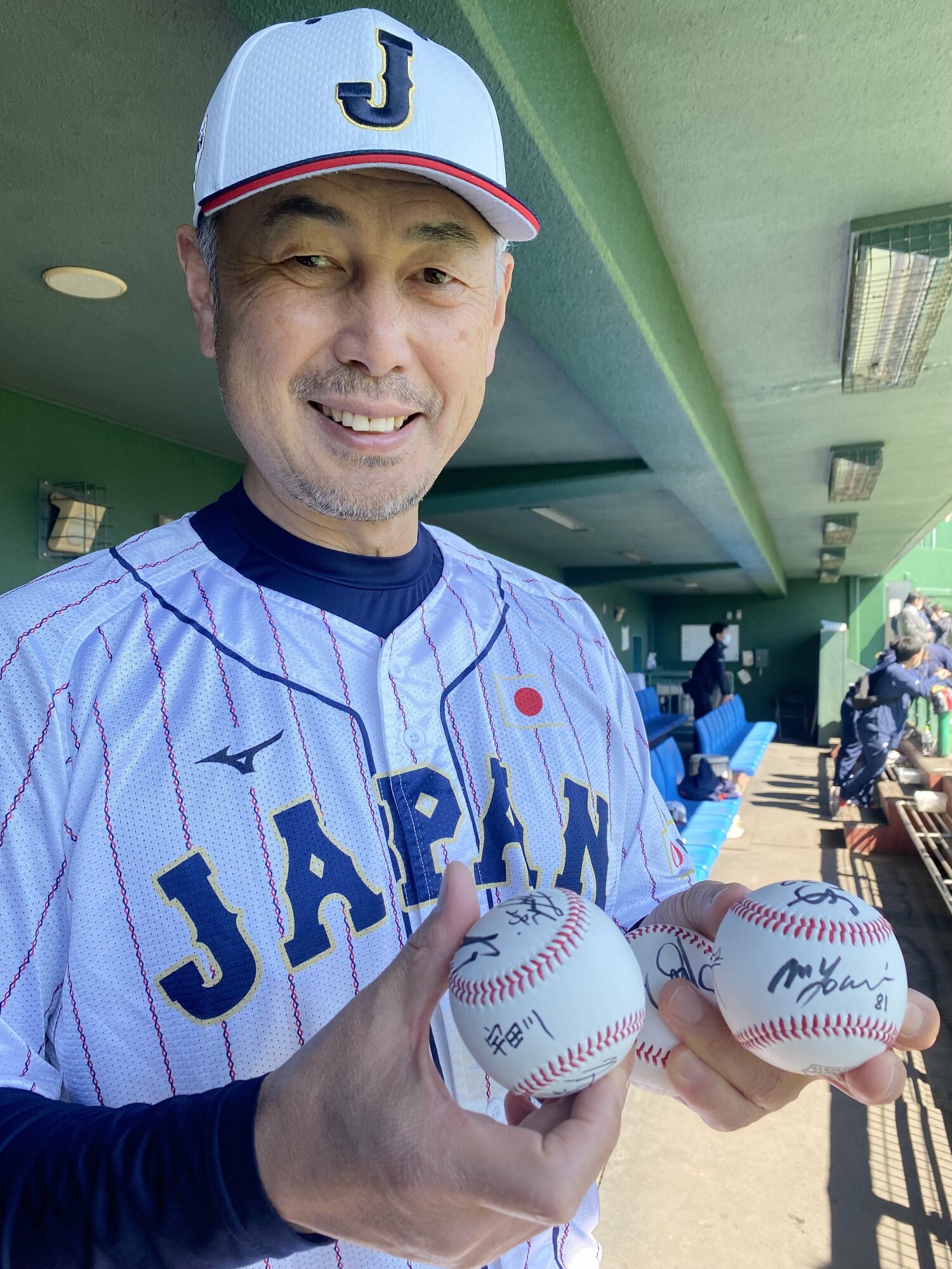 宇田川優希ら侍ジャパンメンバーのサインを嬉しそうに見せる吉井監督　©︎Chiba Lotte Marines
