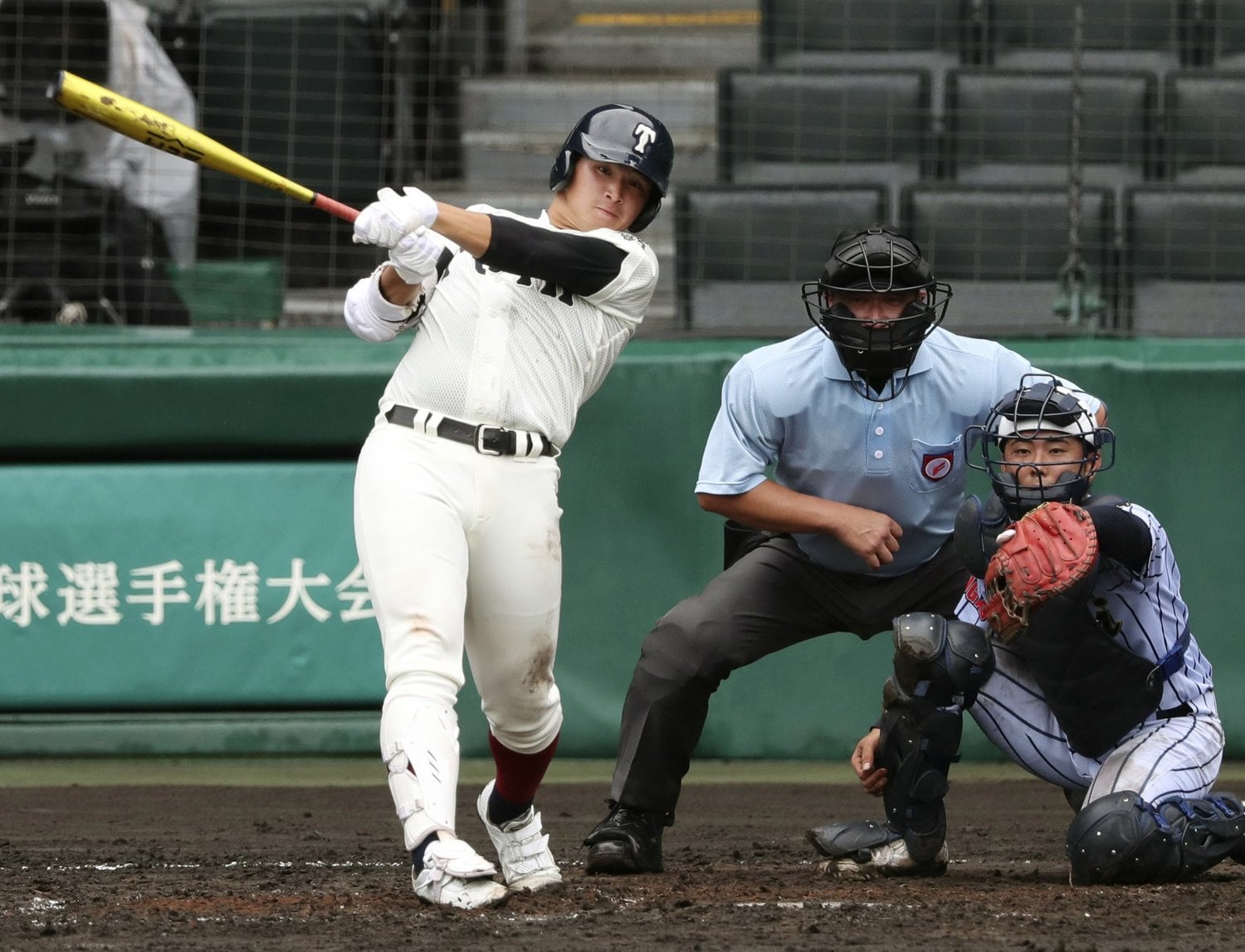 東海大菅生戦でホームランを打った大阪桐蔭・前田健伸。やはりゴールド色のバット（ZETT プロステイタス）だった　©KYODO