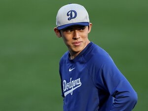 「まるで別人」佐々木朗希に現地メディアの評価も急変!? 「ドジャースはとんでもない武器を…」同僚左腕も思わず「えげつないスプリット…OKだ、ロウキ」