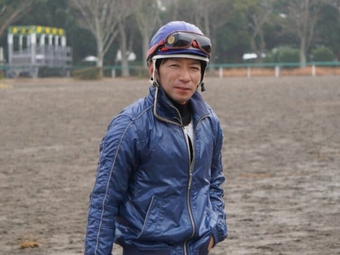 熟練の手綱裁きは未だ衰えず。ベテラン内田博幸の原体験とは。<Number Web> photograph by Satoshi Hiramatsu