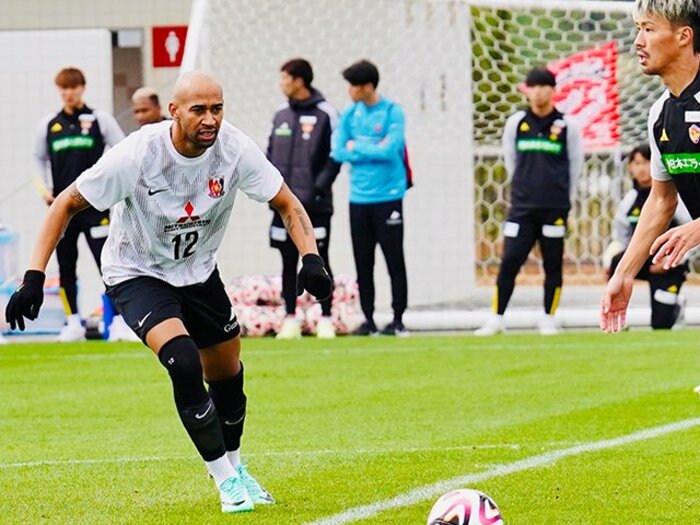 大型補強・浦和レッズ練習試合にミシャ、鬼木、黒田監督が熱視線…「そこから降りるな」「ドミネート」ヘグモ流が興味深い〈J1キャンプレポ〉＜Number Web＞ photograph by Atsushi Iio