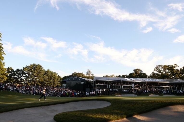 18番のグリーンへ向かう松山英樹　©︎Getty Images