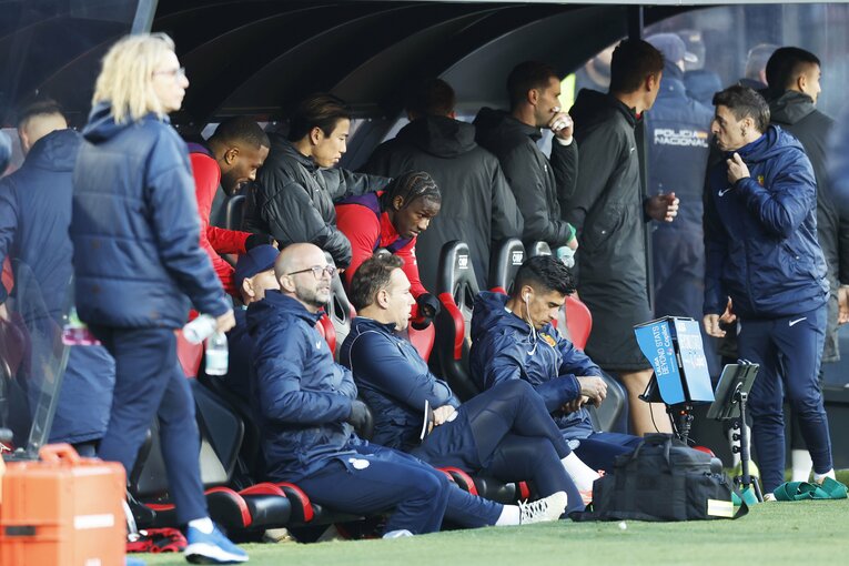 試合終了間際の際どいVAR判定にベンチでもモニターを見つめる選手たちの姿　©Daisuke Nakashima