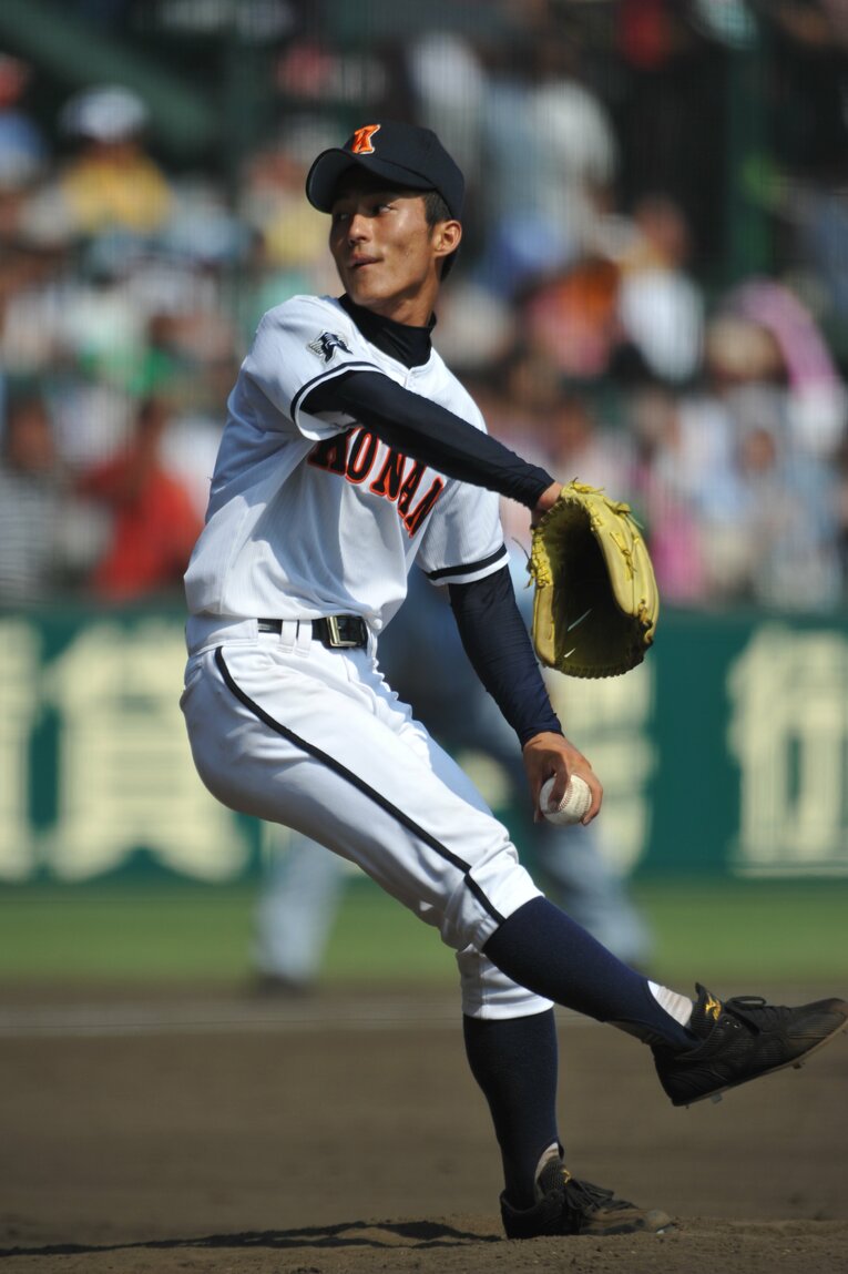 高校時代の島袋洋奨（2010年夏の甲子園決勝／東海大相模戦）©Hideki Sugiyama
