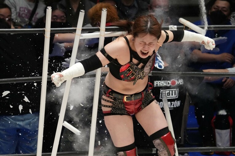 蛍光灯に突っ込む鈴季すず。4月24日、後楽園ホール