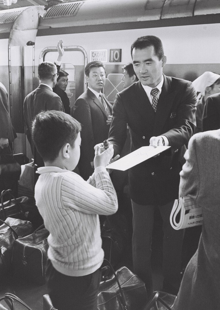 新幹線で神対応　©BUNGEISHUNJU