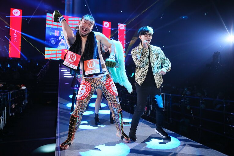 炎上系YouTuberのヒカルやてんちむを引き連れて入場するシバター（2020年）　©RIZIN FF