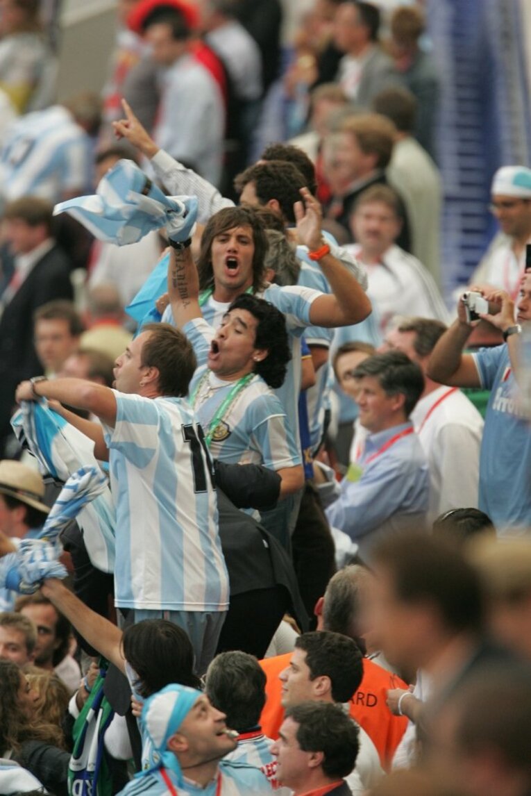 観客席でノリノリのマラドーナ　©JMPA