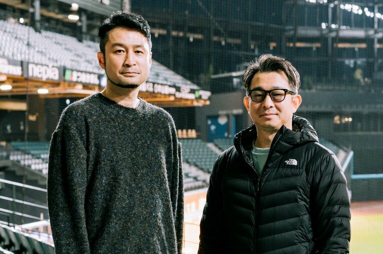 エスコンフィールドHOKKIDOのプロジェクトリーダー・前沢賢氏（右）と建設地決定までの物語『アンビシャス　北海道にボールパークを創った男たち』を綴った作家の鈴木忠平氏（左） ／ photograph by Kiichi Matsumoto