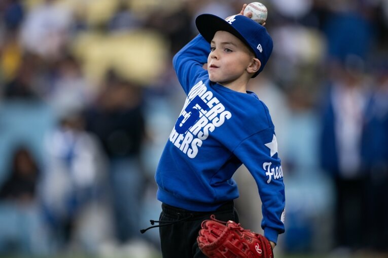 【“大谷とおともだち”長男チャーリー君とフリーマンの始球式】（全10枚中の4枚目）　©Nanae Suzuki