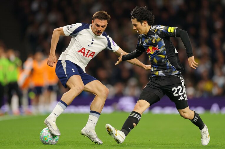 7試合連続出番なし…苦境からレギュラー奪還　プレミア残留のリーズで輝く田中碧がトッテナム戦で見せた泥臭い守備とファルケ監督の絶大な信頼(1) ／ photograph by Getty Images