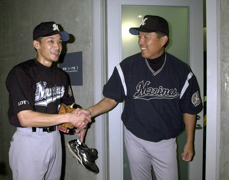 若き日のサブローと山本功児監督　©SANKEI SHIMBUN