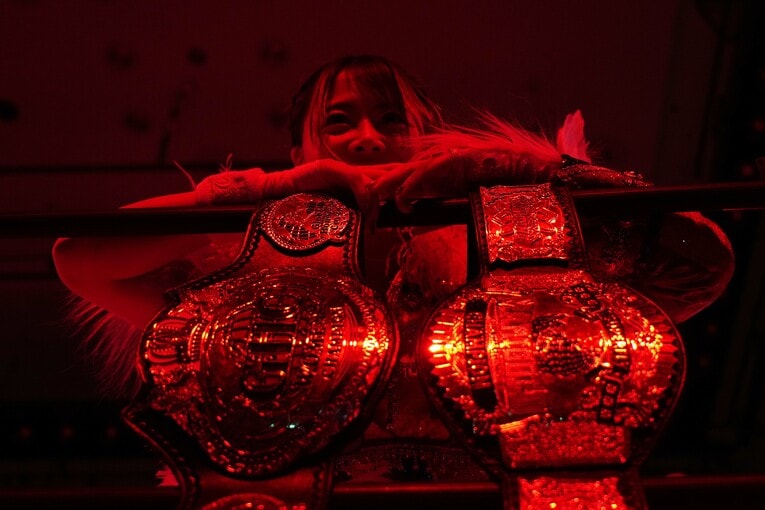 岩谷麻優が持つ2本のベルト　©Essei Hara