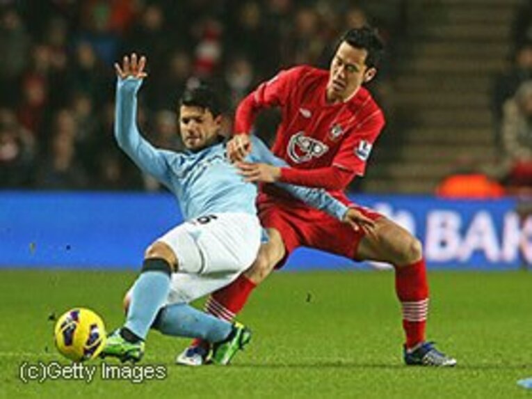 Maya Yoshida
1988年8月24日、長崎県生まれ。'07年名古屋グランパスでトップデビュー。'10年アジア杯予選でのA代表デビュー以降、不動のレギュラーに。19歳で出場した北京に続き、ロンドン五輪にはオーバーエイジ枠で参加、主将としてベスト4に大きく貢献した。'12年夏フェンロからサウサンプトンに移籍。189cm、81kg