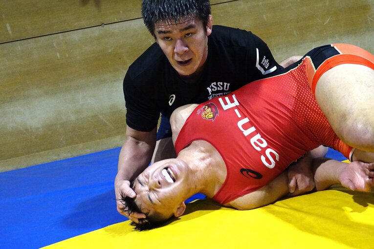 日体大の練習で松本慎吾監督（46歳）に圧倒される日下尚　©Koji Fuse