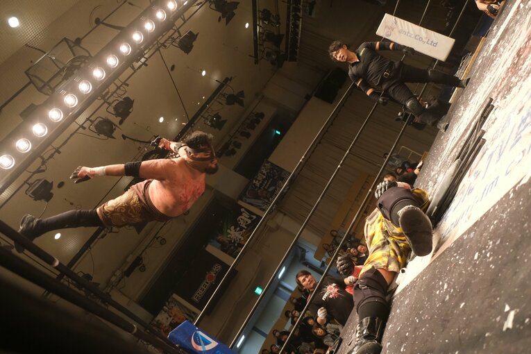 蛍光灯で殴り合い、大流血して…メキシコ人デスマッチファイター「もっと日本にいたい」ビオレント・ジャックの切実な思い「外国人がって…でも、ここがオレの家」(45)