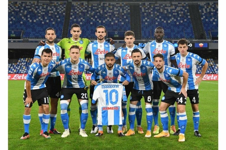 「MARADONA 10」のユニフォームとともに集合写真に収まったナポリイレブン